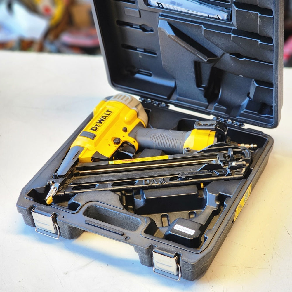 Pneumatic 15-Gauge DA Nailer