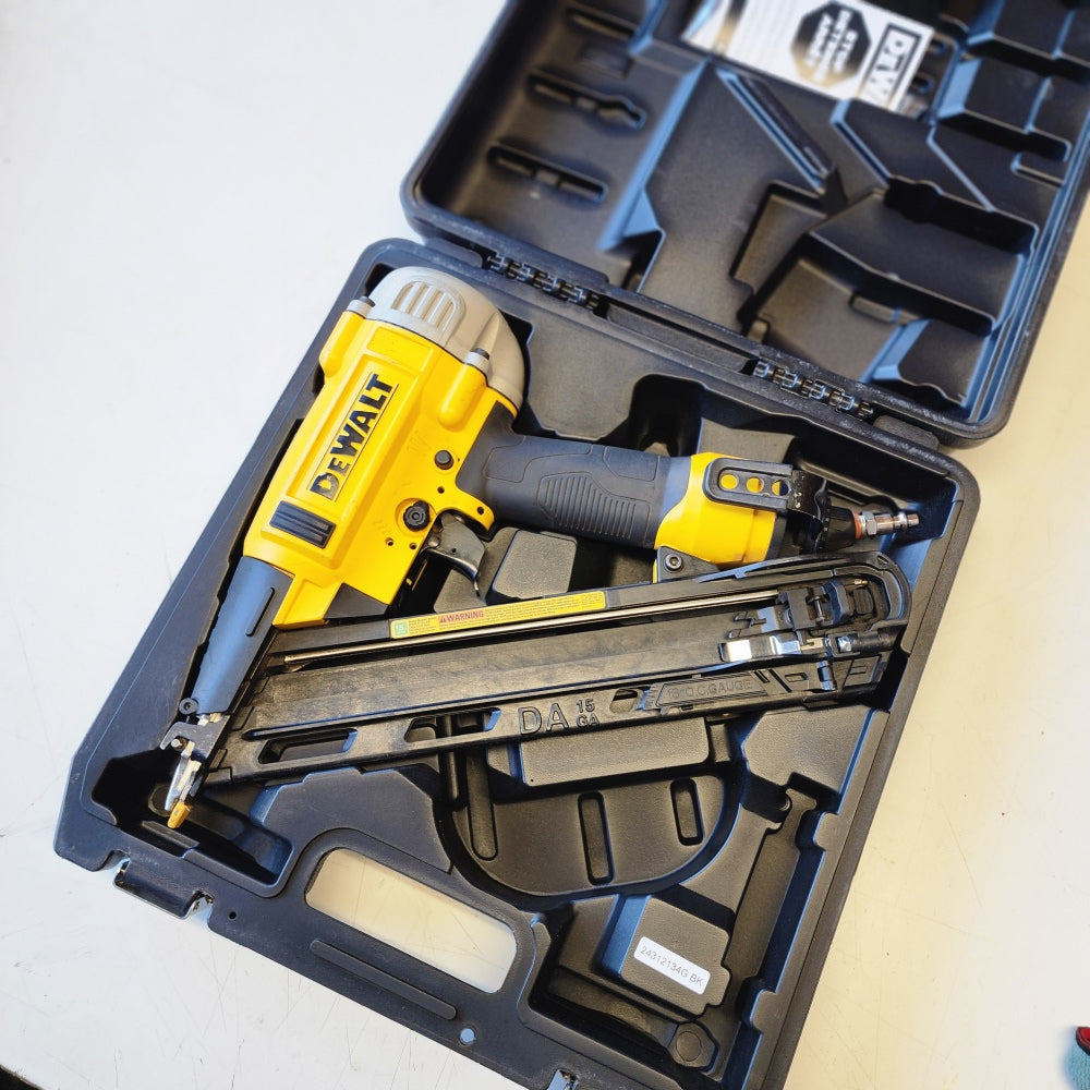 Pneumatic 15-Gauge DA Nailer