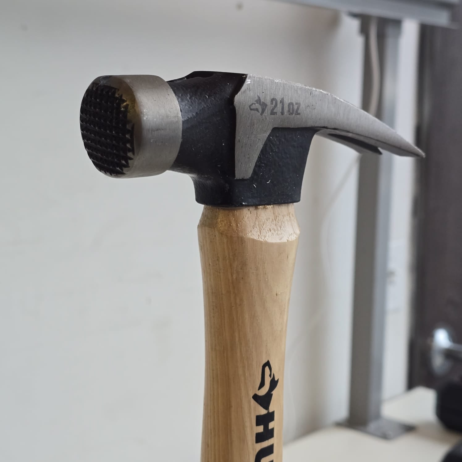 HUSKY 21OZ MIL FACE WOOD FRAMING HMR (DO21-WHHD)